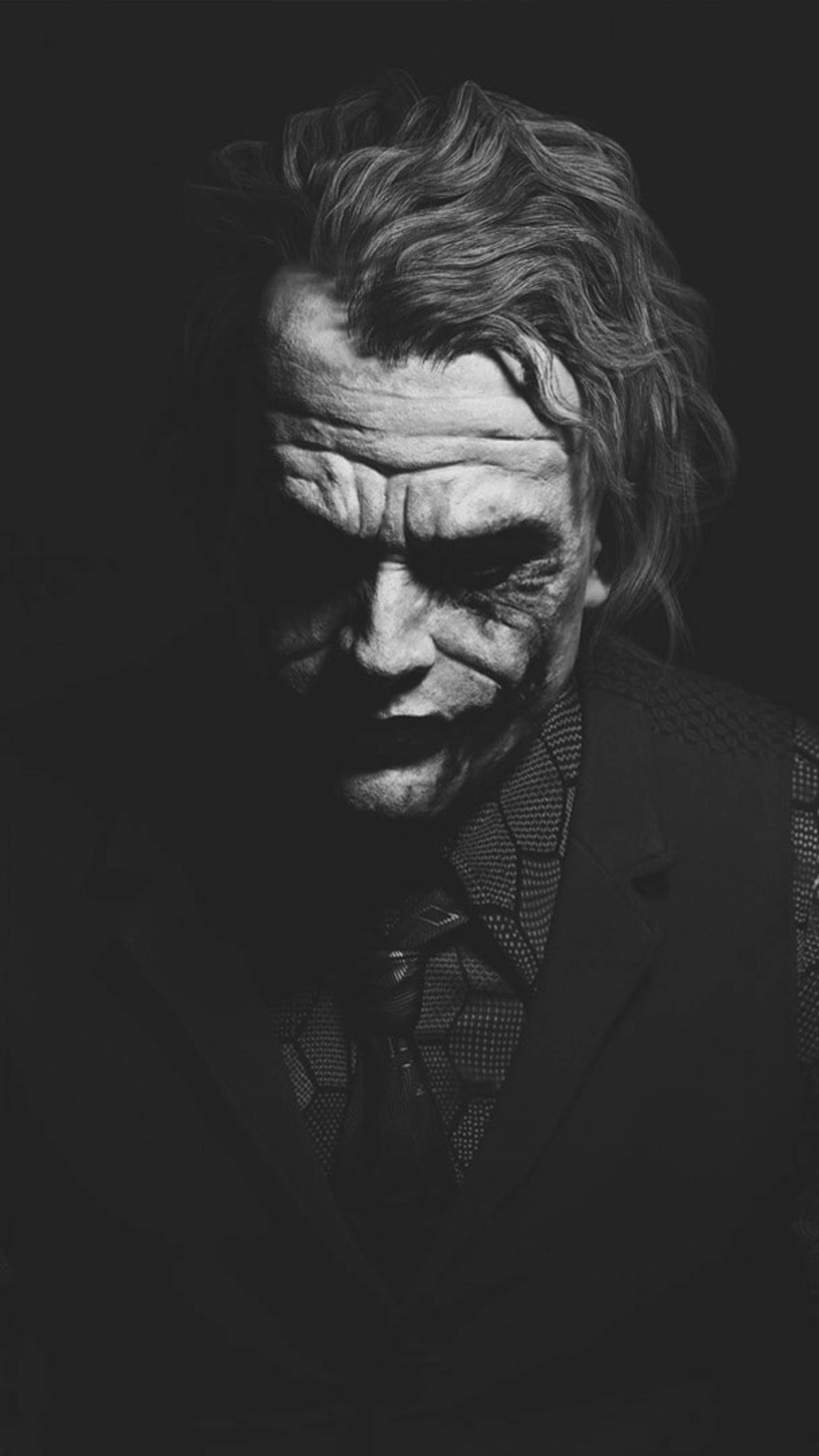 Heath Ledger Joker là một trong những nhân vật phản diện kinh điển và đặc biệt được yêu thích nhất trong lịch sử điện ảnh. Hãy cùng tôi chiêm ngưỡng những hình ảnh của nhân vật này và khám phá sự độc đáo và nghệ thuật trong vai diễn của Heath Ledger.