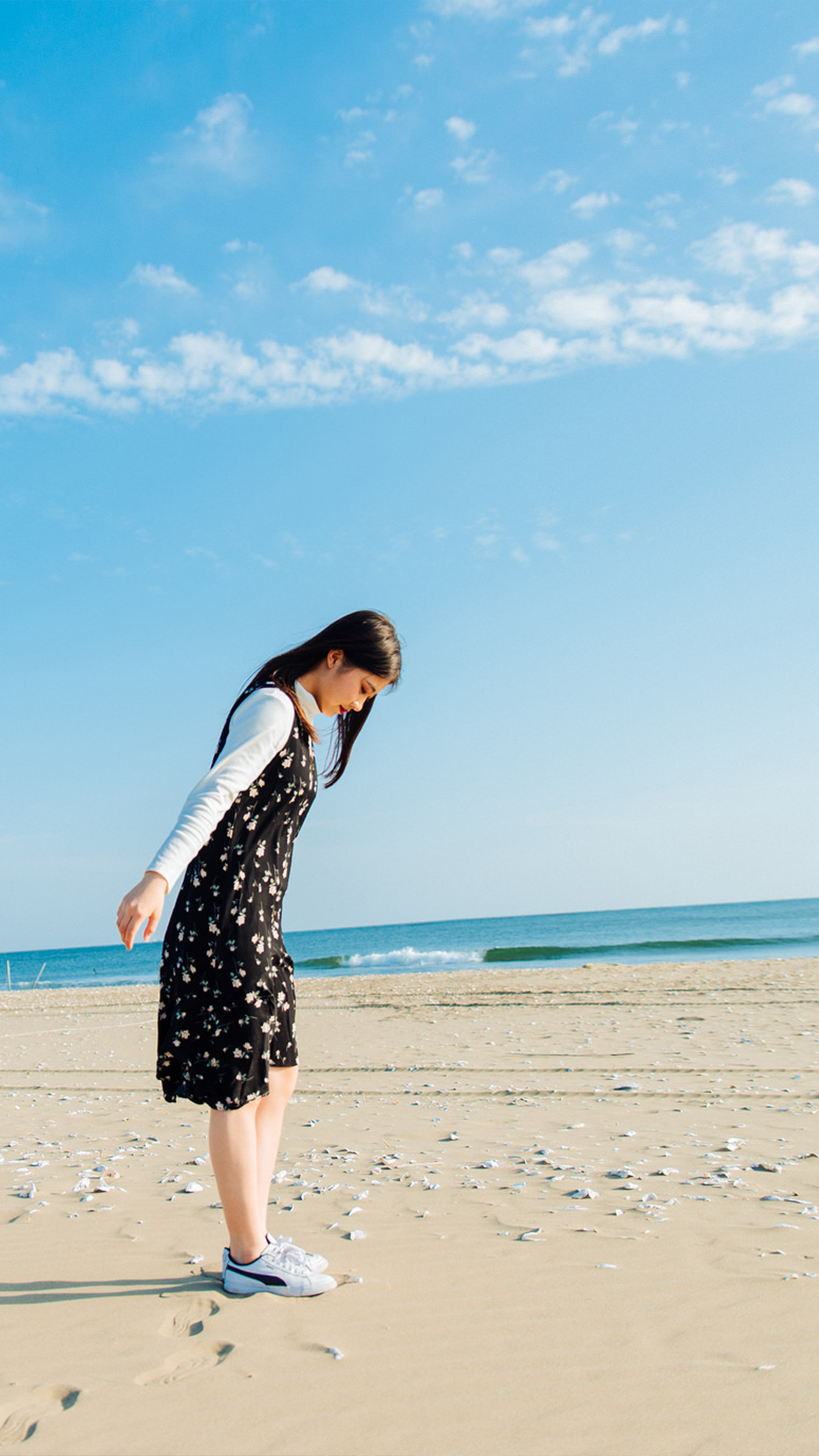 Cute Asian Girl Beach Photoshoot Free 4K Ultra HD Mobile Wallpaper