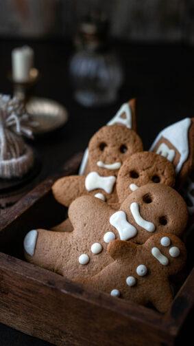 Cute Christmas Ginger Breads 4k Ultra HD Mobile Phone Wallpaper